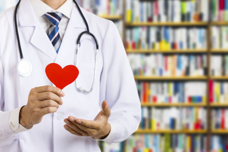 田町の街並みに広がる多世代共生と先進医療が支える安心の暮らし